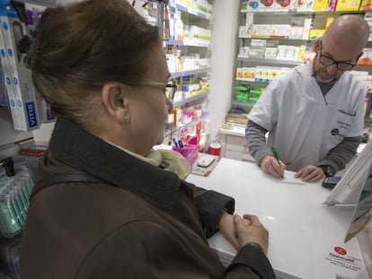 Una mujer compra un medicamento en una farmacia en Madrid.