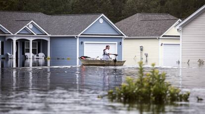 Un hombre pasea en barca por las calles inundadas tras el huracán Florence en Longs, Carolina del Sur.