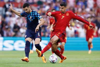 Morata conduce el balón ante Josip Sutalo.