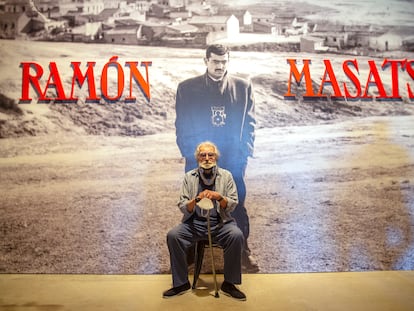 El fotógrafo Ramón Masats, delante de la imagen que anuncia su exposición en Tabacalera.