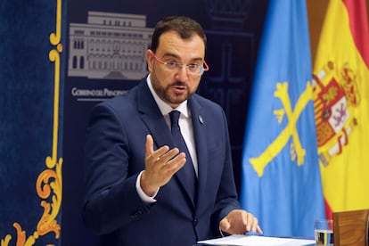 El jefe del Ejecutivo asturiano, Adrián Barbón, durante la rueda de prensa ofrecida el 30 de agosto.