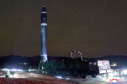 Preparación del misil Hwasong-15 antes de ser lanzado en Corea del Norte. 