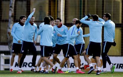 Los jugadores del Athletic, durante el entrenamiento de la tarde de este martes en Lezama.