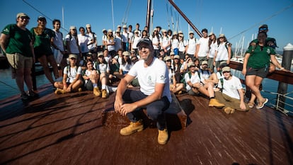 Iñigo de la Quadra-Salcedo, en la réplica de la carabela 'La Pinta' en Baiona (Pontevedra), junto a los jóvenes participantes en la ruta Quetzal, en julio de 2022.