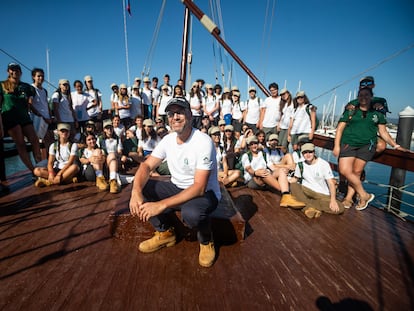 Íñigo de la Quadra-Salcedo, en primer término, el pasado miércoles en Baiona (Pontevedra) junto a participantes en la nueva edición de la Ruta Quetzal.