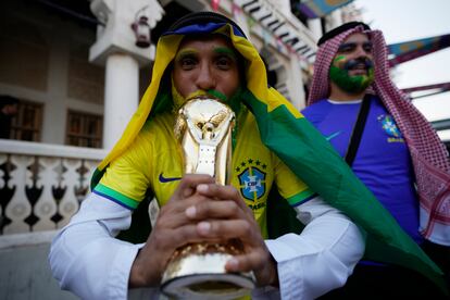 Mundial Qatar 2022: un fanático brasileño besa una réplica de la Copa del Mundo