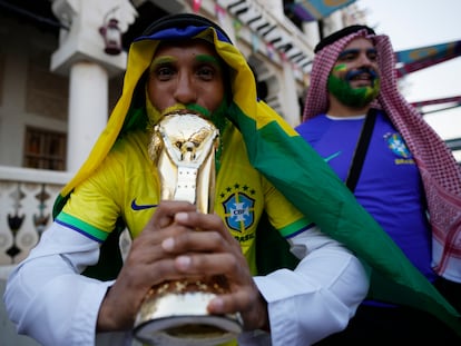 Mundial Qatar 2022: un fanático brasileño besa una réplica de la Copa del Mundo