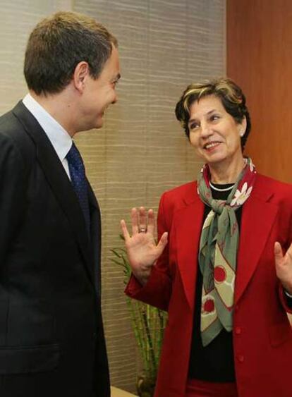José Luis Rodríguez Zapatero conversa con Isabel Allende, ayer en la sede madrileña del PSOE.