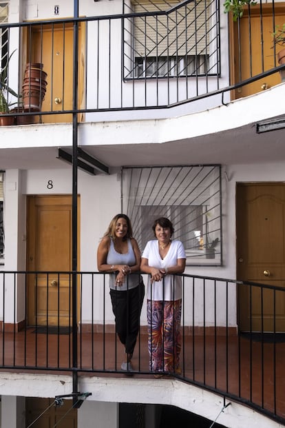 Las hermanas Carmen y Roxana Nuñez Quelopana, en una corrala de uno de los bloques de la calle Tierra, en el barrio de Los Elementos, en el casco viejo de Pozuelo. Es la zona más pobre del municipio. Ambas llegaron en los 90 a España desde Perú y su primer trabajo fue como empleadas del hogar en casas de ricos de Pozuelo de Alarcón.