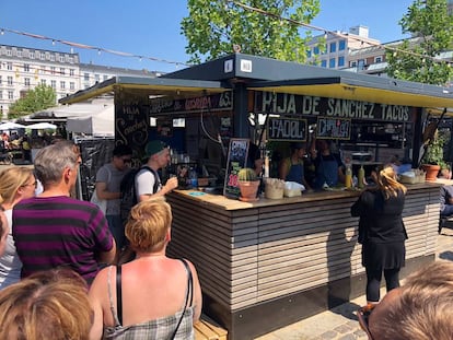 LARGAS COLAS EN EL MERCADO DE TORVEHALLERNE AL AIRE LIBRE EN COPENHAGUE / CAPEL 