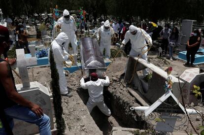 Funeral en el cementerio de San Efrén en Ecatepec de Morelos (México).