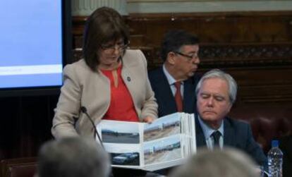 La ministra de Seguridad, Patricia Bullrich, muestra fotos del operativo en Esquel.