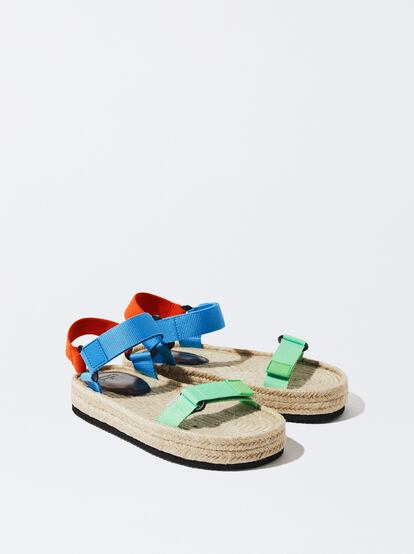 Parfois combina el estilo vanguardista y urbano de las tiras de velcro multicolor, con el tradicional yute de las sandalias de verano.

39,99€