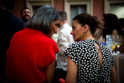 La portavoz de Sumar en la Asamblea de Madrid, Bergerot (a la izquierda) y la ministra de Juventud e infancia, Sira Rego.