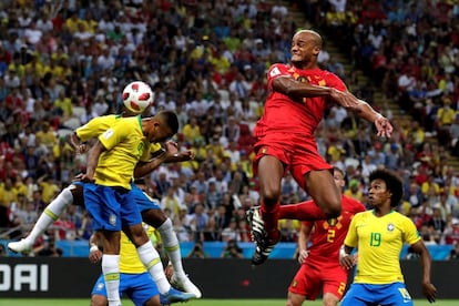 O meio-campista brasileiro Fernandinho marca no próprio gol o primeiro jogo da partida. Bélgica abre vantagem.