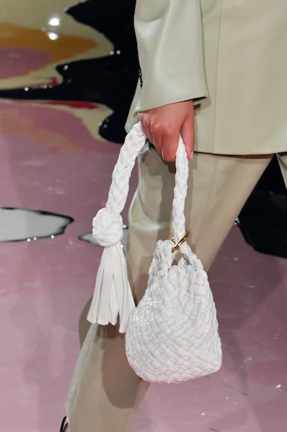 Daniel Lee haba convertido los accesorios de Bottega Veneta en objetos de deseo. Su 'pouch' y su bolso acolchado se volvieron virales, y para Blazy era todo un reto crear un nuevo bolso fetiche para la firma. Lo hizo con el Kalimero, que Kendall Jenner, Julianne Moore, Dua Lipa o Chlo? Sevigny no dudaron en incorporar a sus estilismos. El bolso no dejaba de lado el legado artesanal de la firma: la piel trenzada (con una tcnica llamada 'intrecciato') era el eje de la creacin.