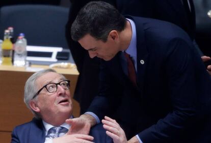 El presidente de España, Pedro Sánchez estrecha la mano del presidente de la Comisión Europea, Jean-Claude Juncker.