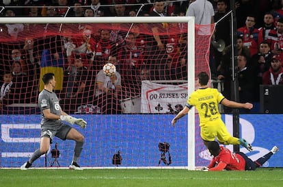 César Azpilicueta marca el gol del triunfo ante el Lille. afp