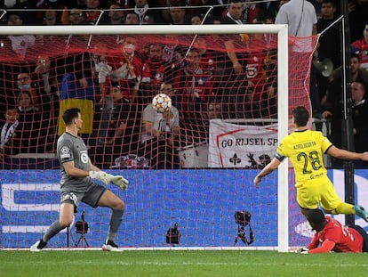 César Azpilicueta marca el gol del triunfo ante el Lille. afp