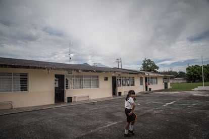 Una niña en la escuela primaria que colinda con la planta.