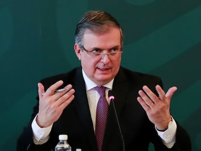 El canciller mexicano, Marcelo Ebrard, habla durante una rueda de prensa.