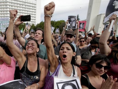 Argentinos celebram a sentença de prisão perpétua para repressores.