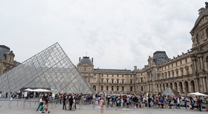 Colas para entrar en el Museo del Louvre de París en agosto de 2022.