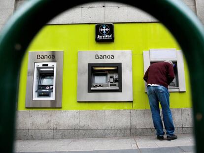 Un hombre utiliza una cajero de Bankia