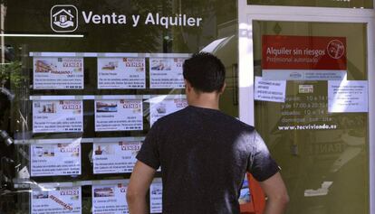 Vista de un escaparate de una inmobiliaria.