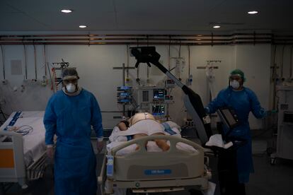 Sanitarios del hospital Germans Trias i Pujol preparan para una radiografía a un paciente en la UCI.