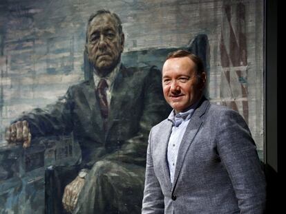 El actor Kevin Spacey junto al cuadro de Frank Underwood, personaje al que da vida en &#039;House of cards&#039;.