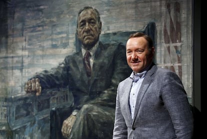 El actor Kevin Spacey junto al cuadro de Frank Underwood, personaje al que da vida en &#039;House of cards&#039;.