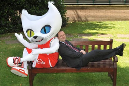 Patrick Baumann, con la mascota del Mundial de Turquía.