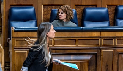 La portavoz de Junts, Miriam Nogueras, se cruza con la vicepresidenta y ministra de Hacienda, Mara Jess Montero, durante el pleno de enero de 2025 en el que se rechaz la ley mnibus.