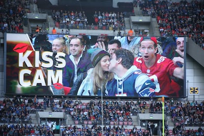 Kiss cam en el estadio de Wembley en Londres