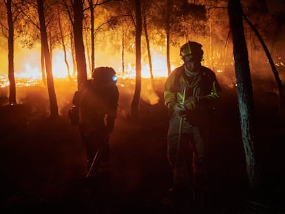 Dos bomberos trabajan en apagar el incendio de Carcastillo, Navarra, el pasado domingo.