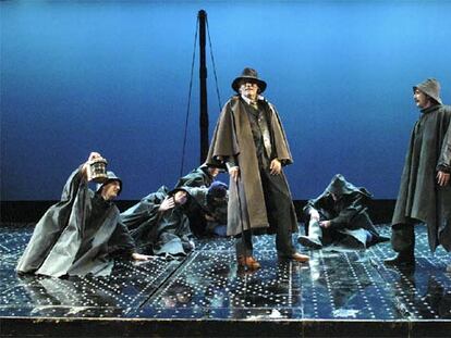 Manuel de Blas, en un ensayo de <i>Romance de lobos.</i>