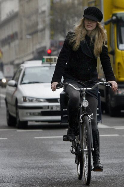 La cantante Christina Rosenvinge en su bici.