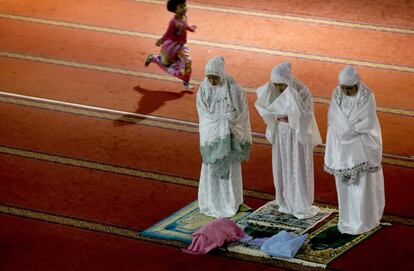 Mujeres participan en el rezo 'tarawih' en una mezquita de Yakarta (Indonesia).