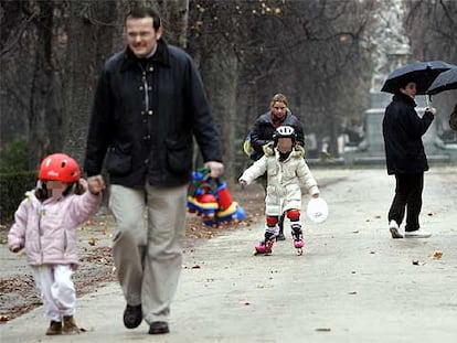 Niños en el Retiro con los juguetes que les trajeron los Reyes Magos