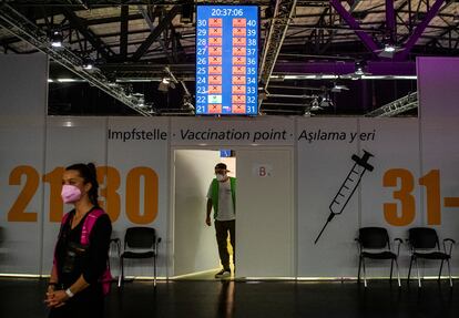 Cabinas de vacunación del Arena Treptow en Berlín (Alemania), este lunes.