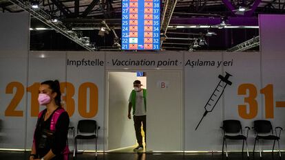 Centro de vacinação do Arena Treptow em Berlim, Alemanha, na última segunda-feira.