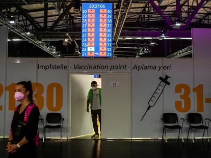 Cabinas de vacunación del Arena Treptow en Berlín (Alemania), este lunes.