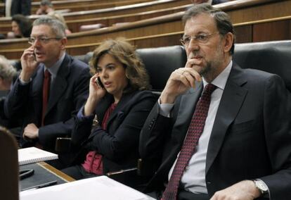 Mariano Rajoy, Soraya S&aacute;enz de Santamar&iacute;a y Alberto RuIz-Gallard&oacute;n, este mi&eacute;rcoles en el Congreso.