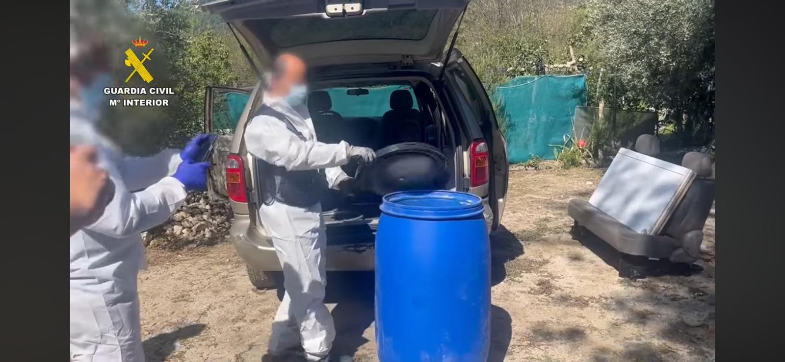 Un guardia civil abre el bidón en el que se encontró al hombre.