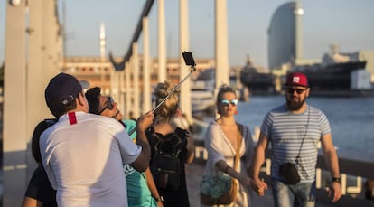 Turistas en la Pasarela del puerto de Barcelona. Joan Sánchez