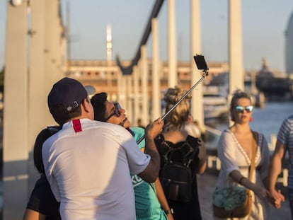 Turistes a la passarel·la del port de Barcelona.