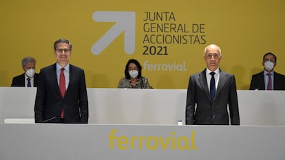 Rafael del pino (a la izquierda) e Ignacio Madrigejos en la junta de accionistas de Ferrovial 2021.