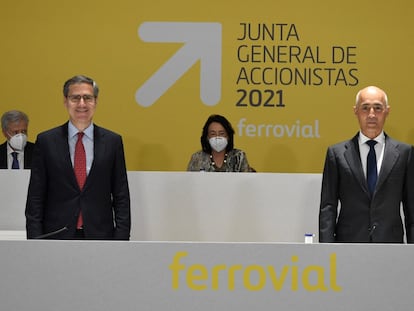 Rafael del Pino (a la izquierda), presidente de Ferrovial, e Ignacio Madridejos, consejero de la compañía, en la junta de accionistas de 2021.