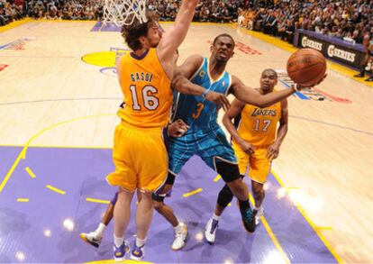 Gasol intenta impedir una canasta de Chris Paul.